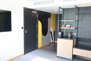 Social Accessible 1 Queen | In-room safe, desk, laptop workspace, blackout drapes