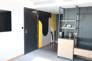 雙人房 (Social 1 King) | 客房內保險箱、書桌、筆電工作空間、遮光布/窗簾