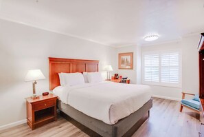 Premium bedding, desk, laptop workspace, blackout curtains - Ramada by Wyndham Mountain View (Mountain View)
