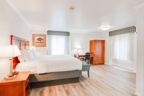 Habitación, 1 cama King size, para no fumadores, hidromasaje | Ropa de cama de alta calidad y escritorio 