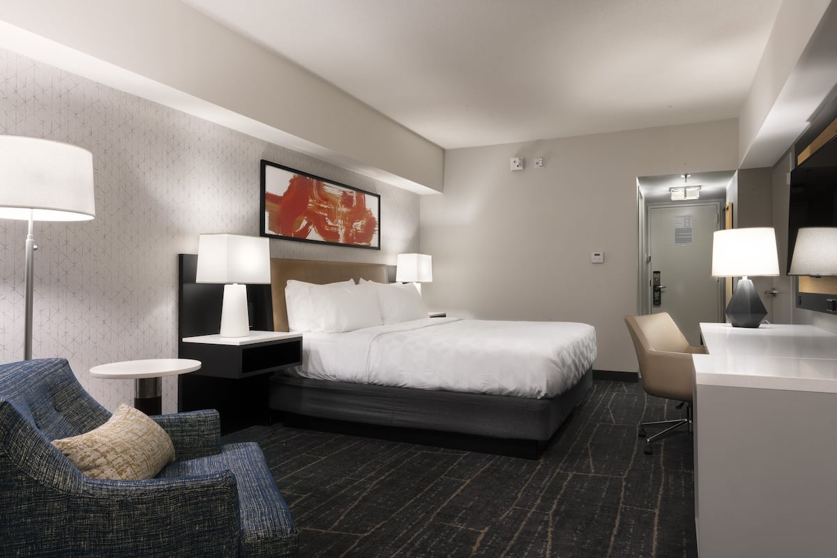 Premium bedding, in-room safe, desk, laptop workspace