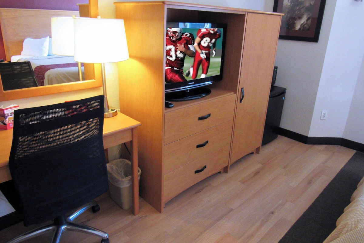 Escritorio, cortinas blackout, wifi gratis y ropa de cama 