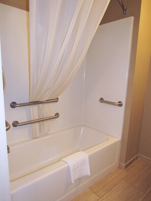 Habitación Deluxe, 1 cama de matrimonio, accesible para personas con discapacidad, no fumadores | Baño | Artículos de higiene personal ecológicos, secador de pelo y toallas