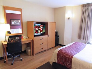 Desk, blackout drapes, free WiFi, bed sheets - Red Roof Inn Fargo - I-94/ Medical Center (Fargo)