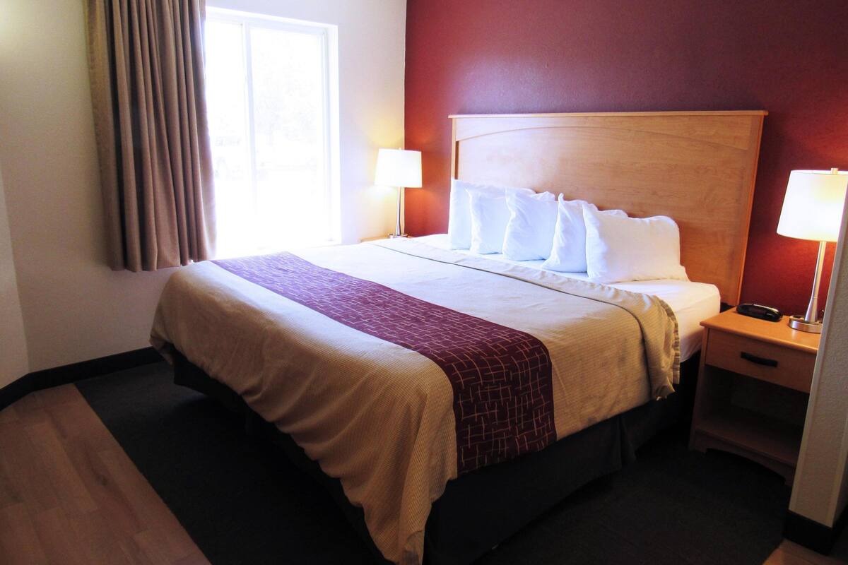 Superior Room, 1 King Bed, Non Smoking | Desk, blackout drapes, WiFi (free), bed sheets