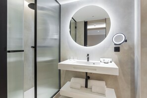 Family Room, 1 King Bed with Sofa bed | Bathroom | Eco-friendly toiletries, hair dryer, slippers, towels - Royal Ramblas (Barcelona)