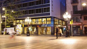 Hotelli, jossa on moderni julkisivu, suuret ikkunat ja selkeästi näkyvä kyltti.
