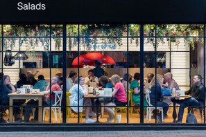 Déjeuner et dîner servis sur place, spécialités Cuisine méditerranéenne