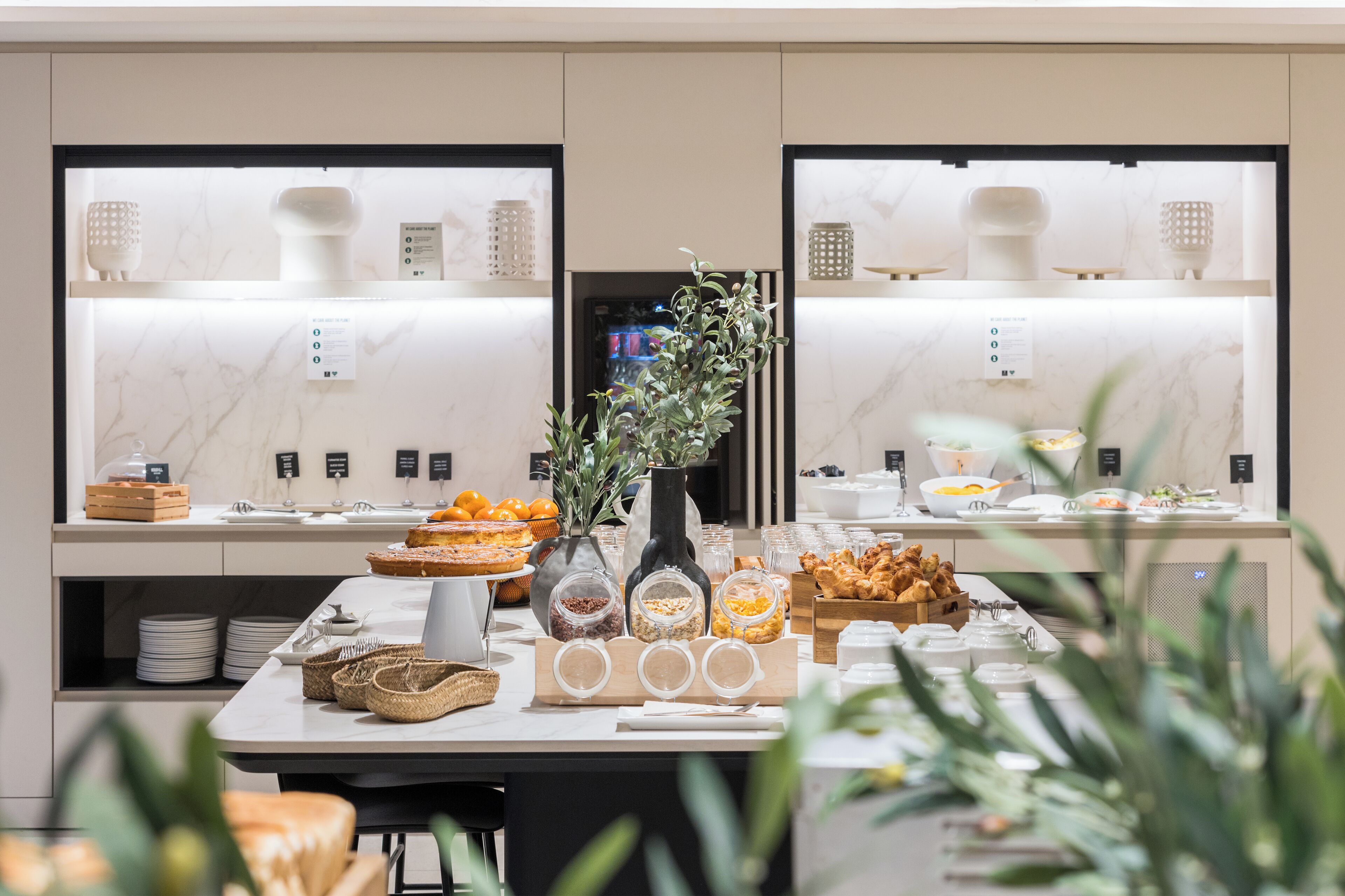 Desayuno buffet (EUR 18 por persona) 