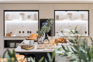 Café da manhã com buffet todos os dias (EUR 18 por pessoa) 