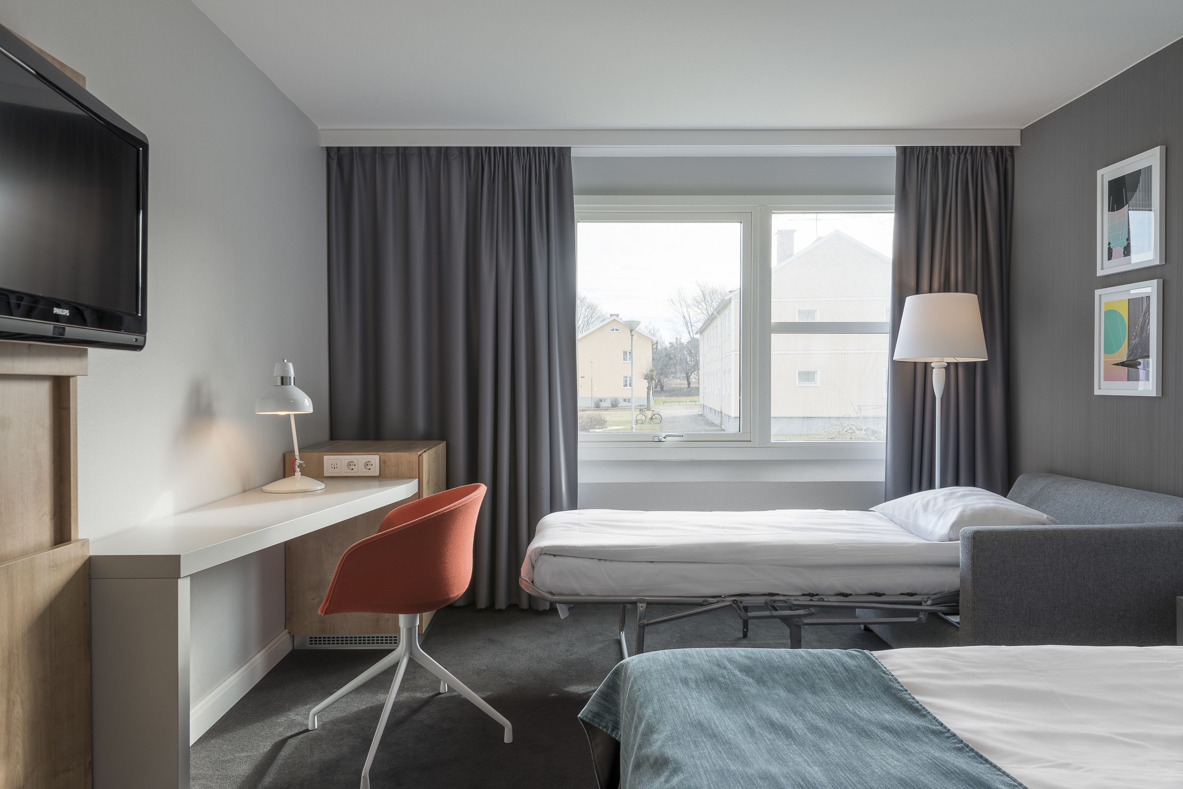 family room, 1 double bed with sofa bed, non smoking | desk, iron/ironing board, cots/infant beds, bed sheets