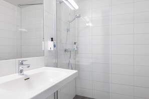Familierom, 1 dobbeltseng med sovesofa, ikke-røyk | Bad | Dusj, miljøvennlige toalettsaker, hårføner og håndklær