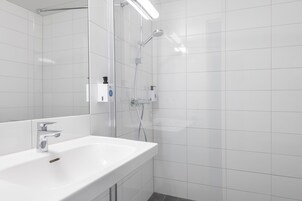 Ducha, artículos de tocador ecológicos, secador de pelo, toallas
