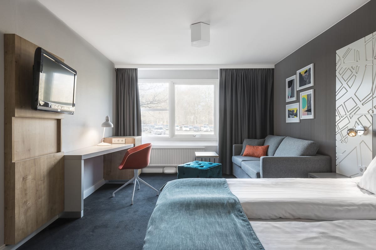 family room, 1 double bed with sofa bed, non smoking | desk, iron/ironing board, cots/infant beds, bed sheets