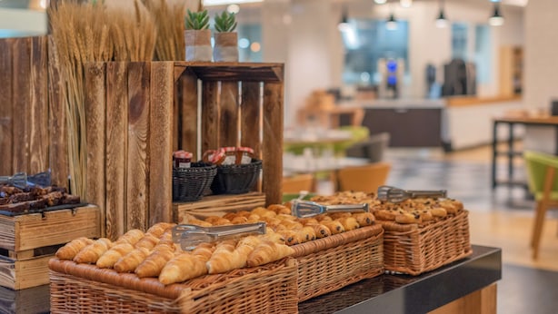 Eine Bäckereiauslage mit verschiedenen Backwaren und Körben.