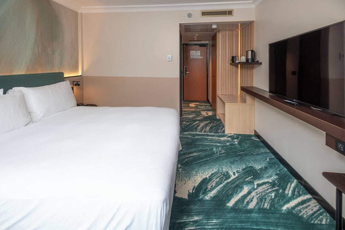 Habitación Premium, 1 cama de matrimonio grande con sofá cama | Caja fuerte, escritorio, sistema de insonorización