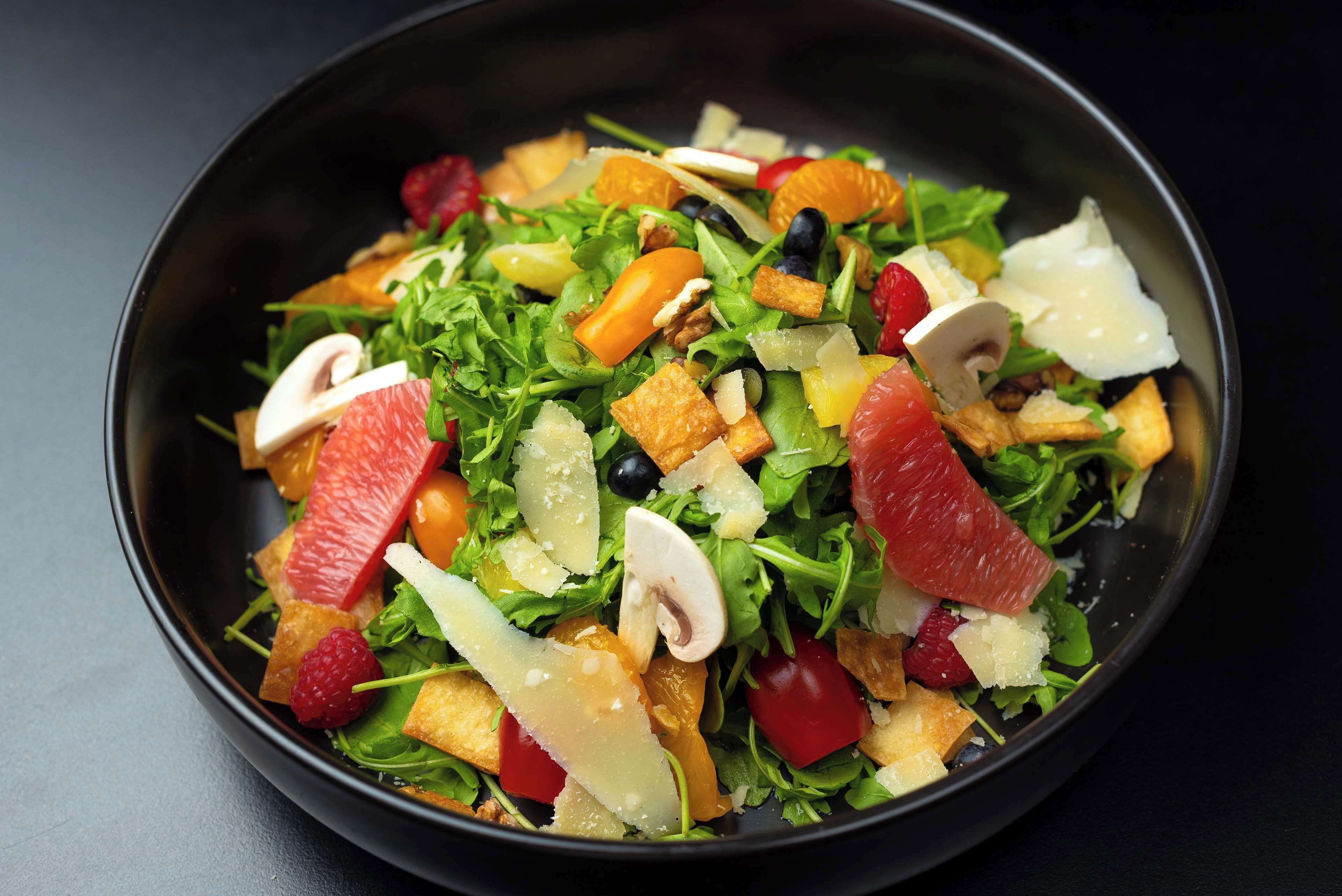 Un tazón de ensalada con diversos ingredientes.