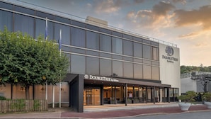 Ein DoubleTree by Hilton Hotel mit moderner Fassade, großen Fenstern und gepflegter Außenansicht.