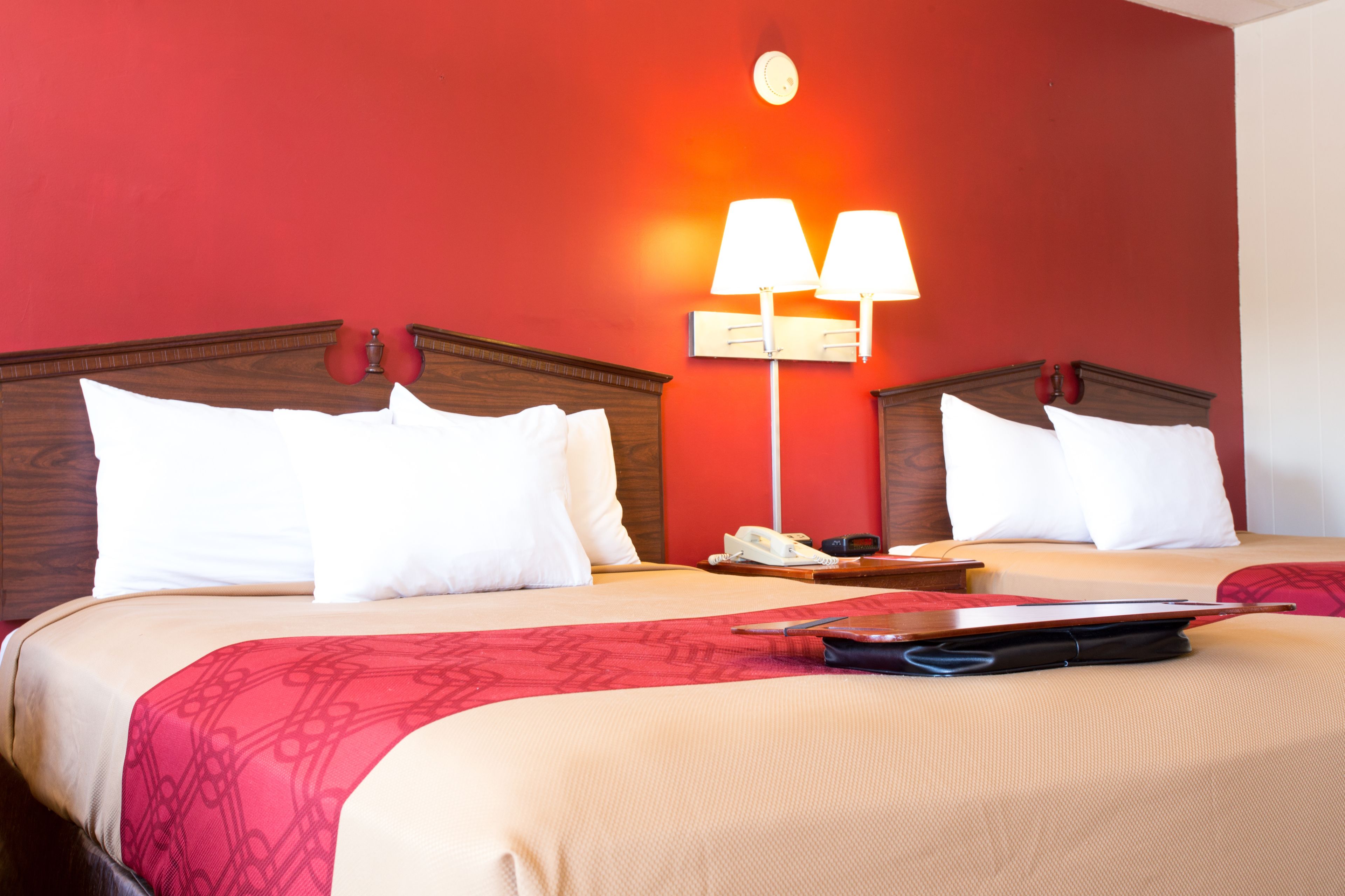 Escritorio, cortinas blackout y tabla de planchar con plancha 