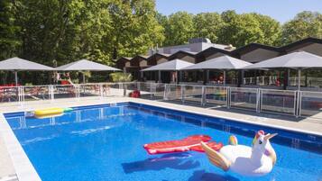 Piscine extérieure (ouverte en saison), chaises longues