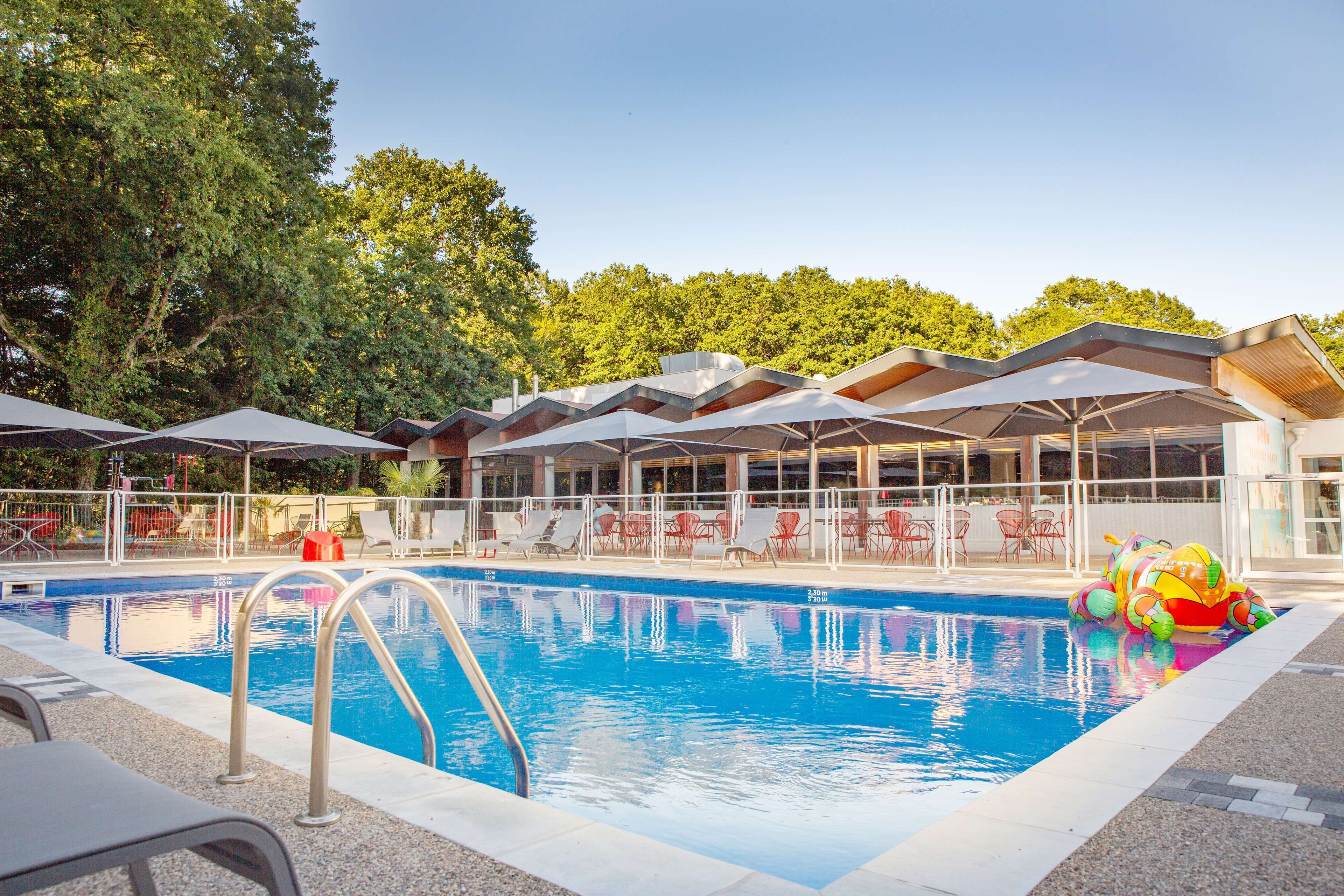 seasonal outdoor pool, pool loungers