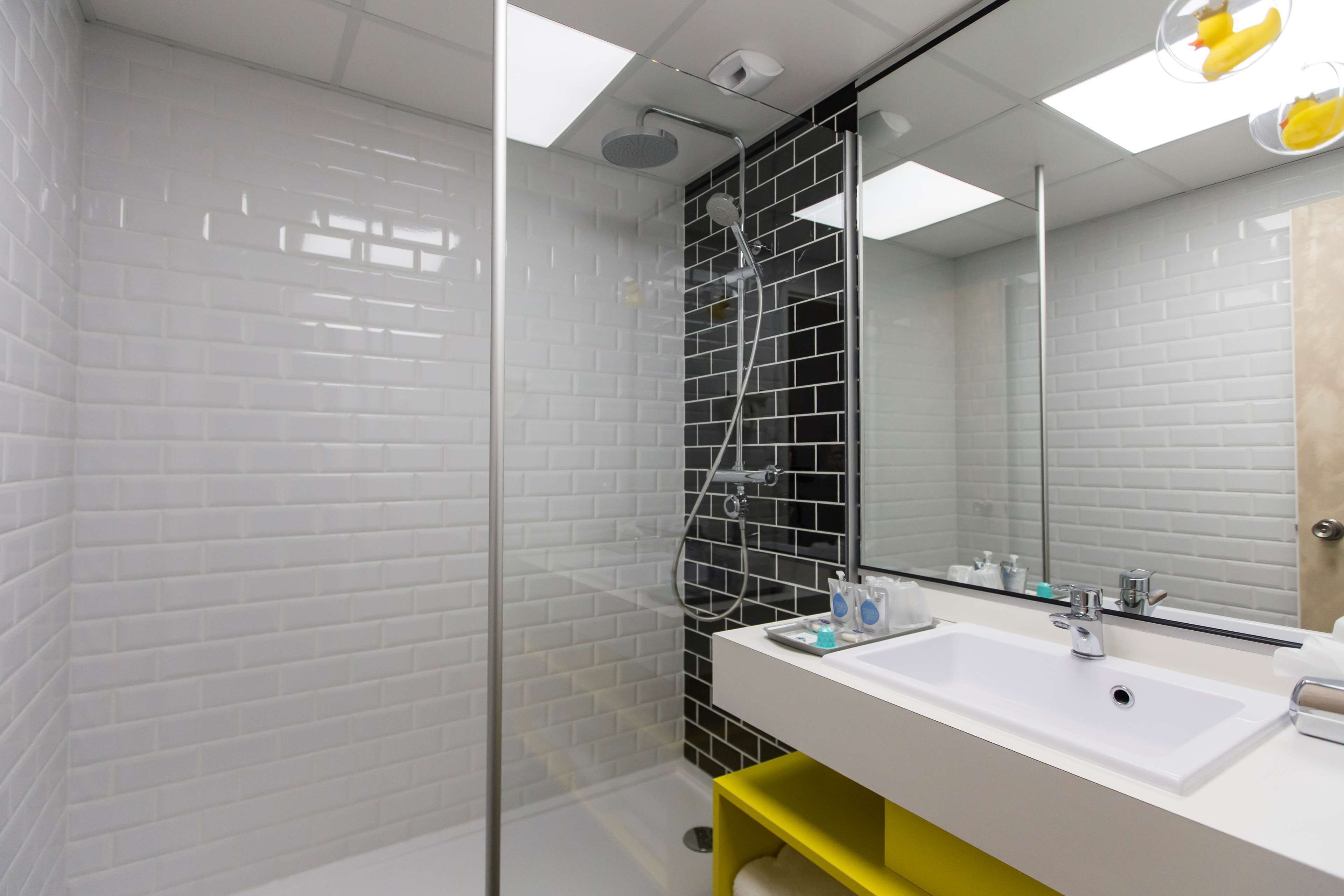 superior room, 1 double bed | bathroom | combined shower/bathtub, deep-soaking bathtub, eco-friendly toiletries