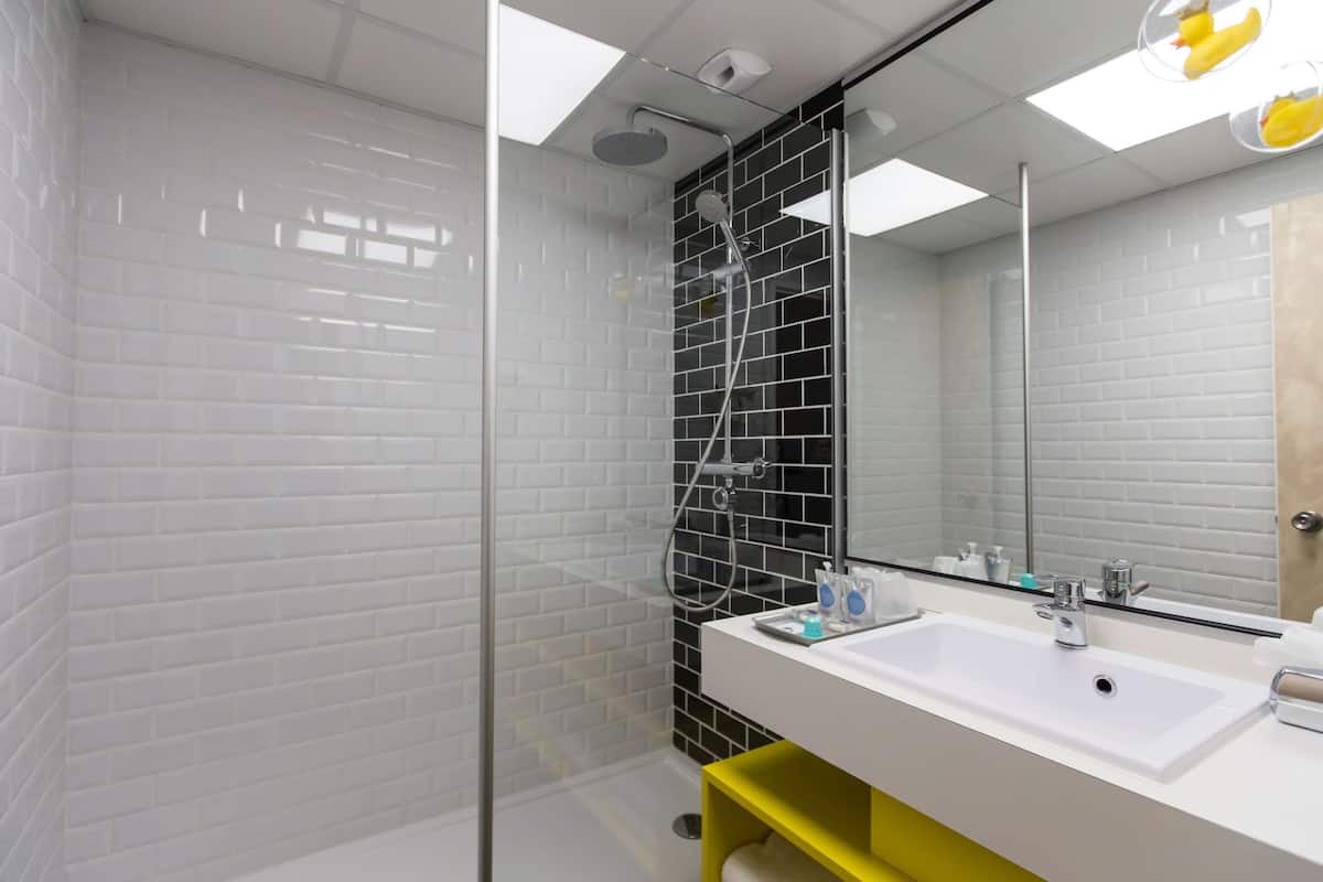 superior room, 1 double bed | bathroom | combined shower/bathtub, deep-soaking bathtub, eco-friendly toiletries