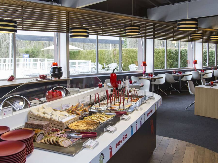Un espace buffet proposant divers plats et une zone de restauration avec des tables et des chaises.
