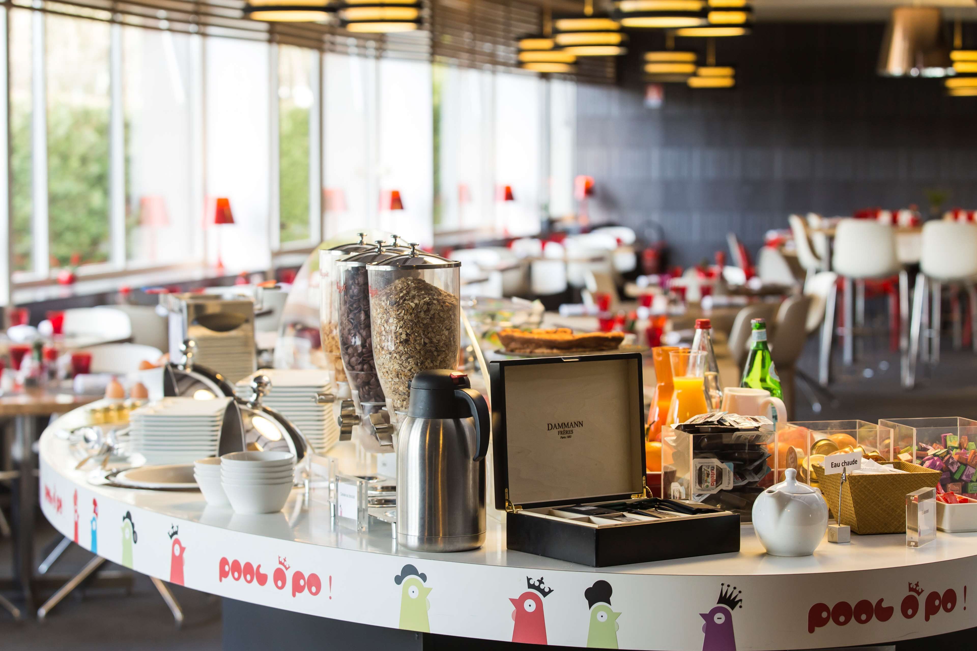 Un buffet de petit-déjeuner proposant une variété d’aliments et de boissons, notamment une cafetière, un saladier de fruits et un distributeur de jus.