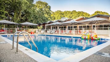Seasonal outdoor pool, sun loungers