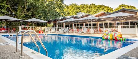 Seasonal outdoor pool, sun loungers