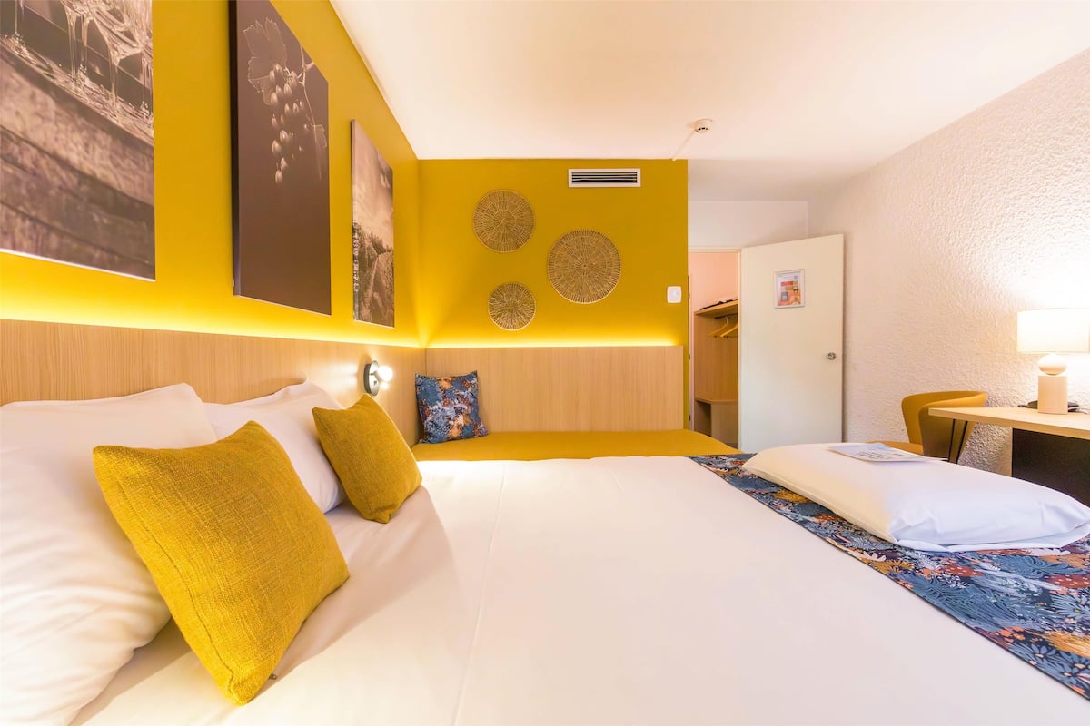 premium bedding, individually furnished, blackout curtains