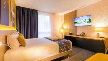 Ropa de cama de alta calidad, muebles diferentes y cortinas blackout