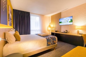 Ropa de cama de alta calidad, muebles diferentes y cortinas blackout