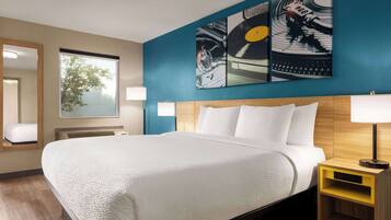 Een kluis op de kamer, een bureau, een strijkplank/strijkijzer