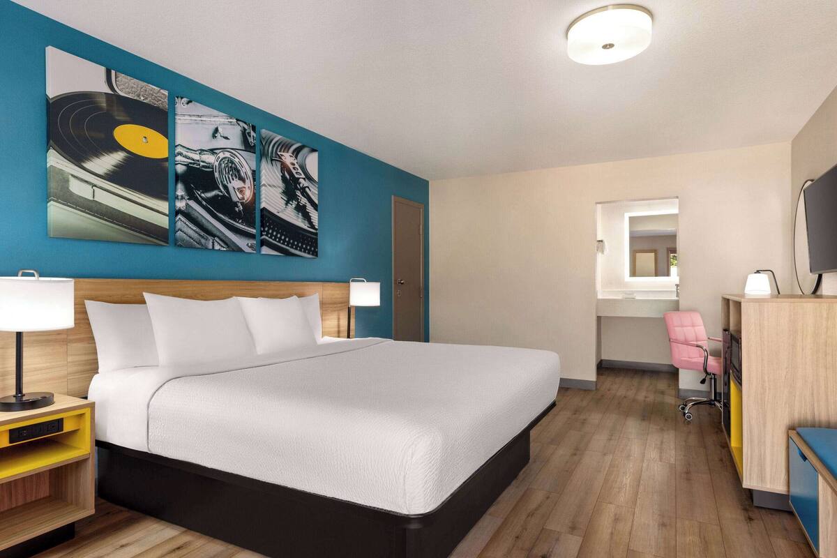 In-room safe, desk, iron/ironing board, rollaway beds (surcharge)