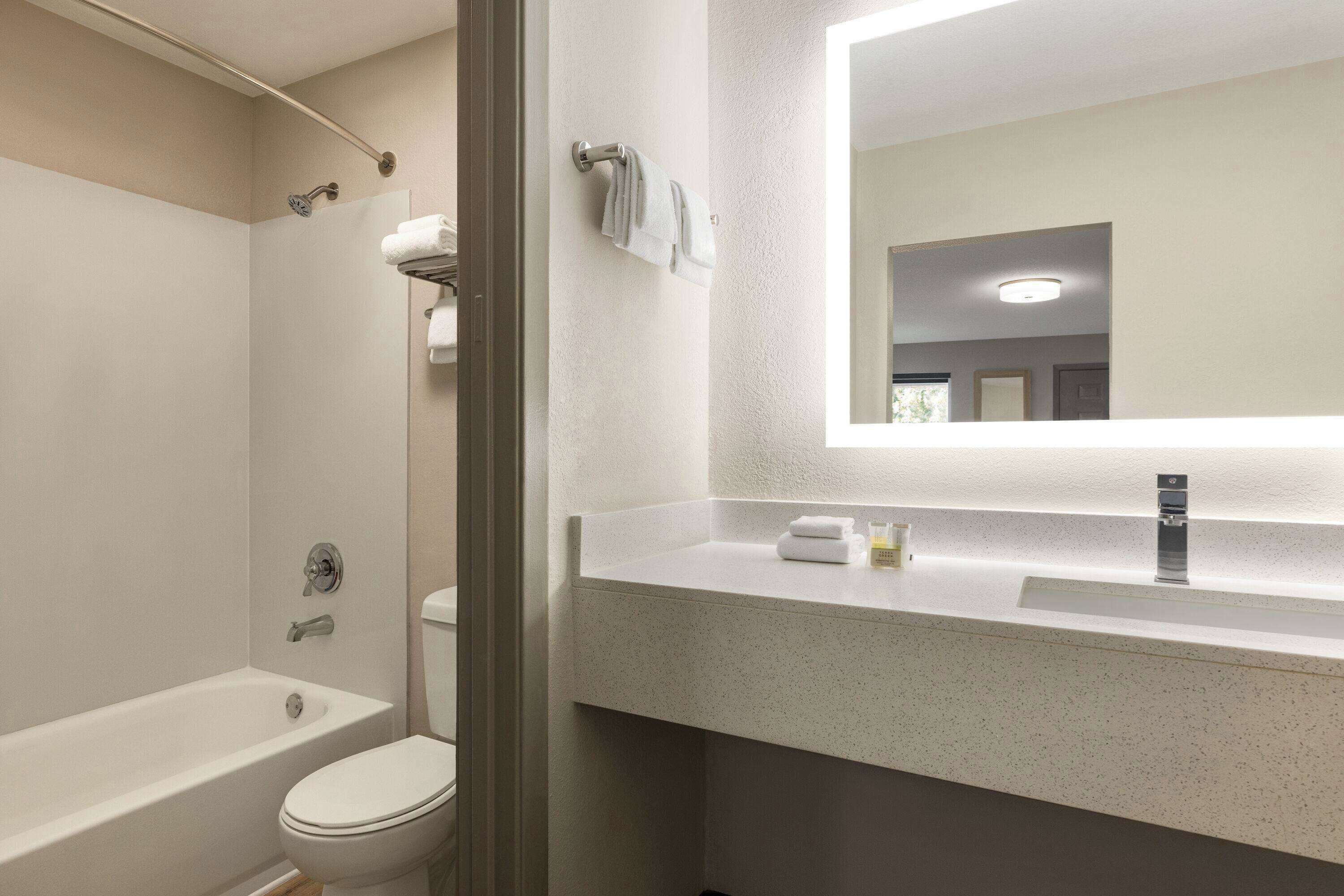 Combined shower/tub, eco-friendly toiletries, towels