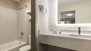 Combined shower/bathtub, eco-friendly toiletries, towels