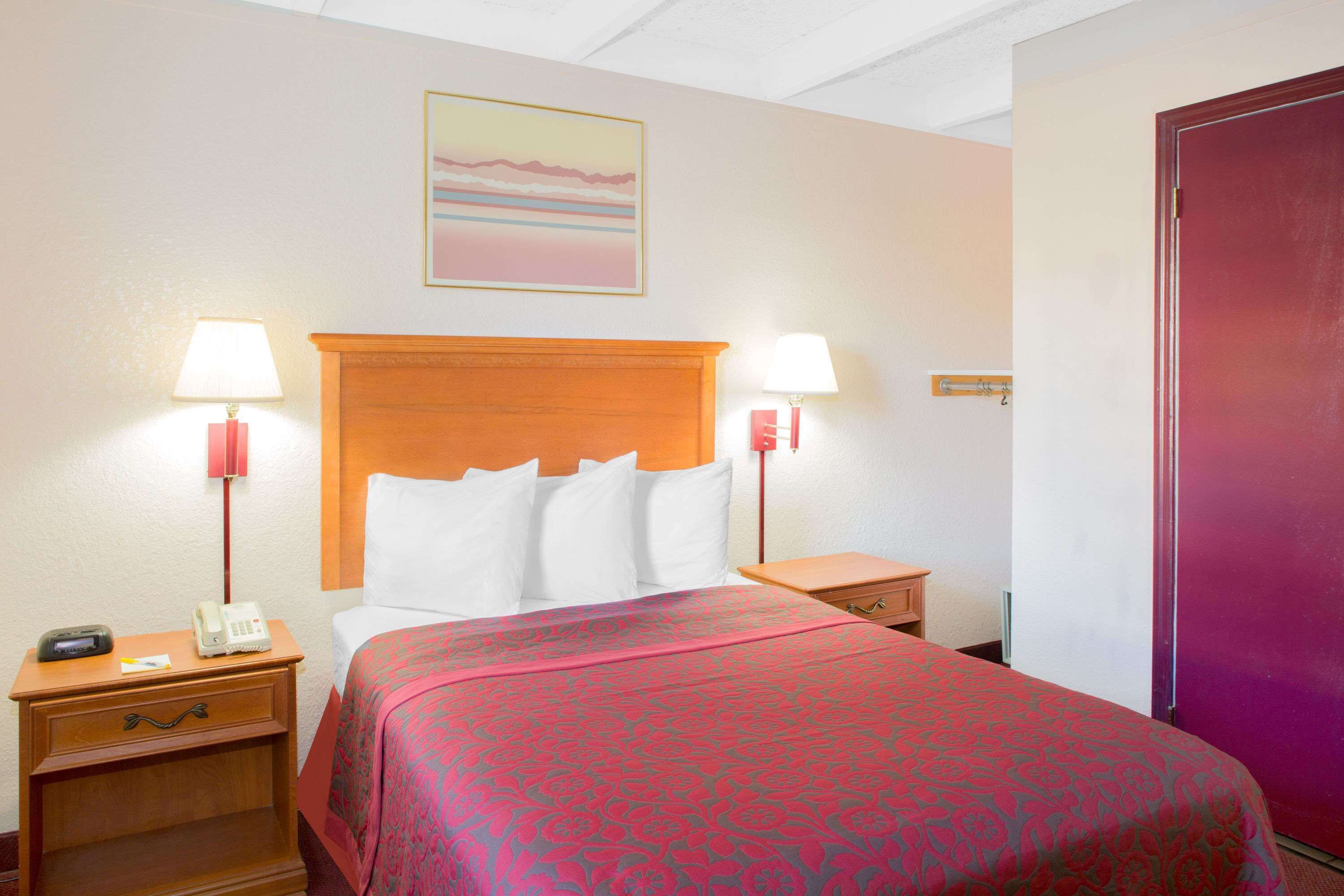 客房, 1 张双人床, 无障碍, 无烟房 (Mobility, Tub w/Grab Bars) | 客房内保险箱、办公桌、熨斗/熨衣板、折叠床/加床（额外收费）