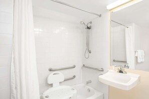 Zimmer, 1 Doppelbett, barrierefrei, Nichtraucher (Mobility, Tub w/Grab Bars) | Badezimmer | Duschwanne, umweltfreundliche Kosmetikartikel, Haartrockner, Handtücher