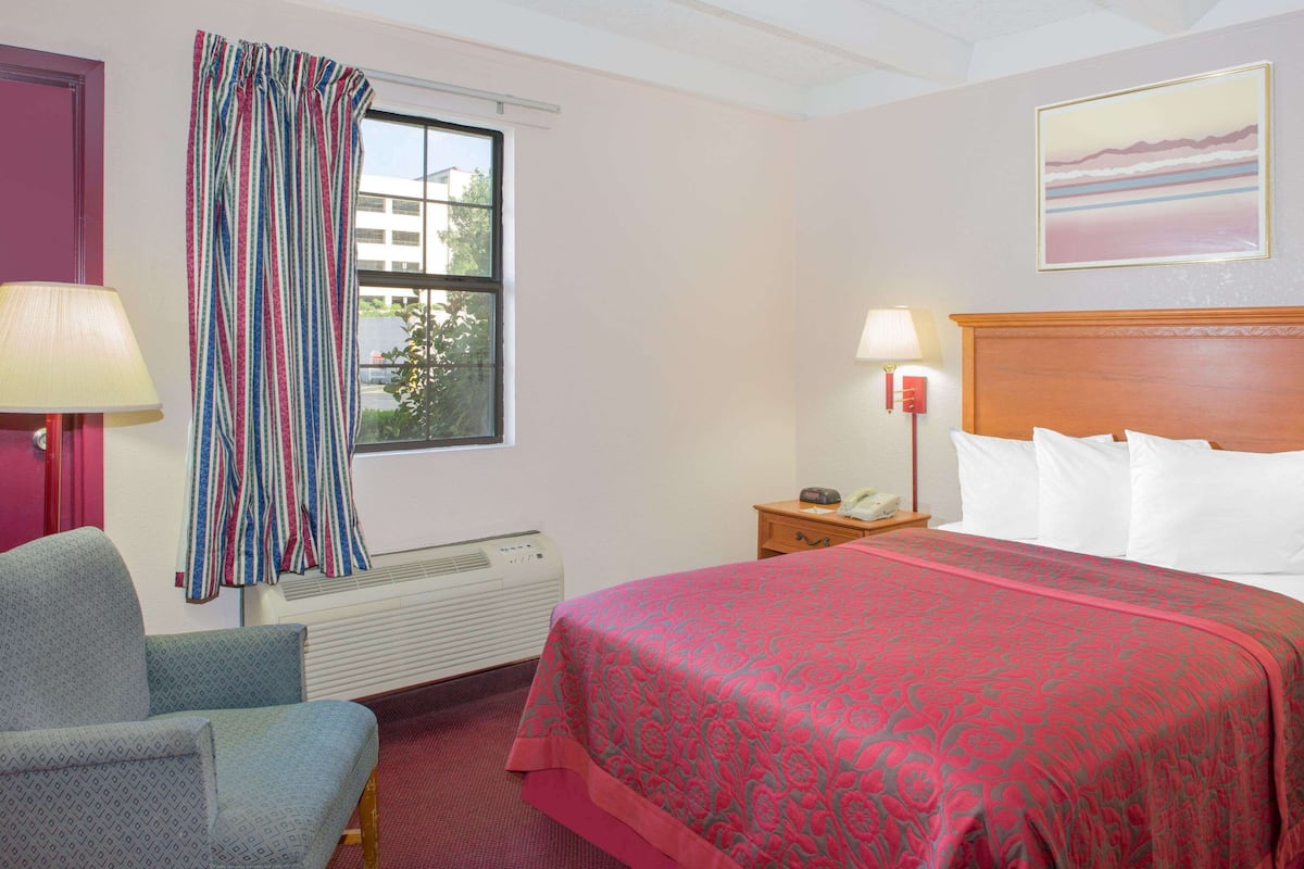 Room, 1 Double Bed, Accessible, Non Smoking (Mobility, Tub w/Grab Bars) | In-room safe, desk, iron/ironing board, rollaway beds