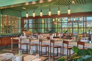 3 bars/lounges, poolside bar