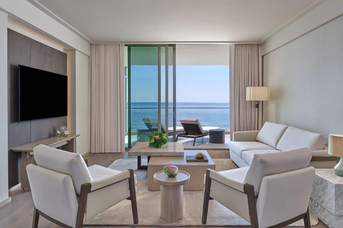John Jacob Astor Suite, 1 King Bed with Sofa bed, Non Smoking, Oceanfront | Salle de séjour