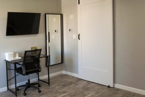 Suite, 1 King Bed with Sofa bed, Non Smoking