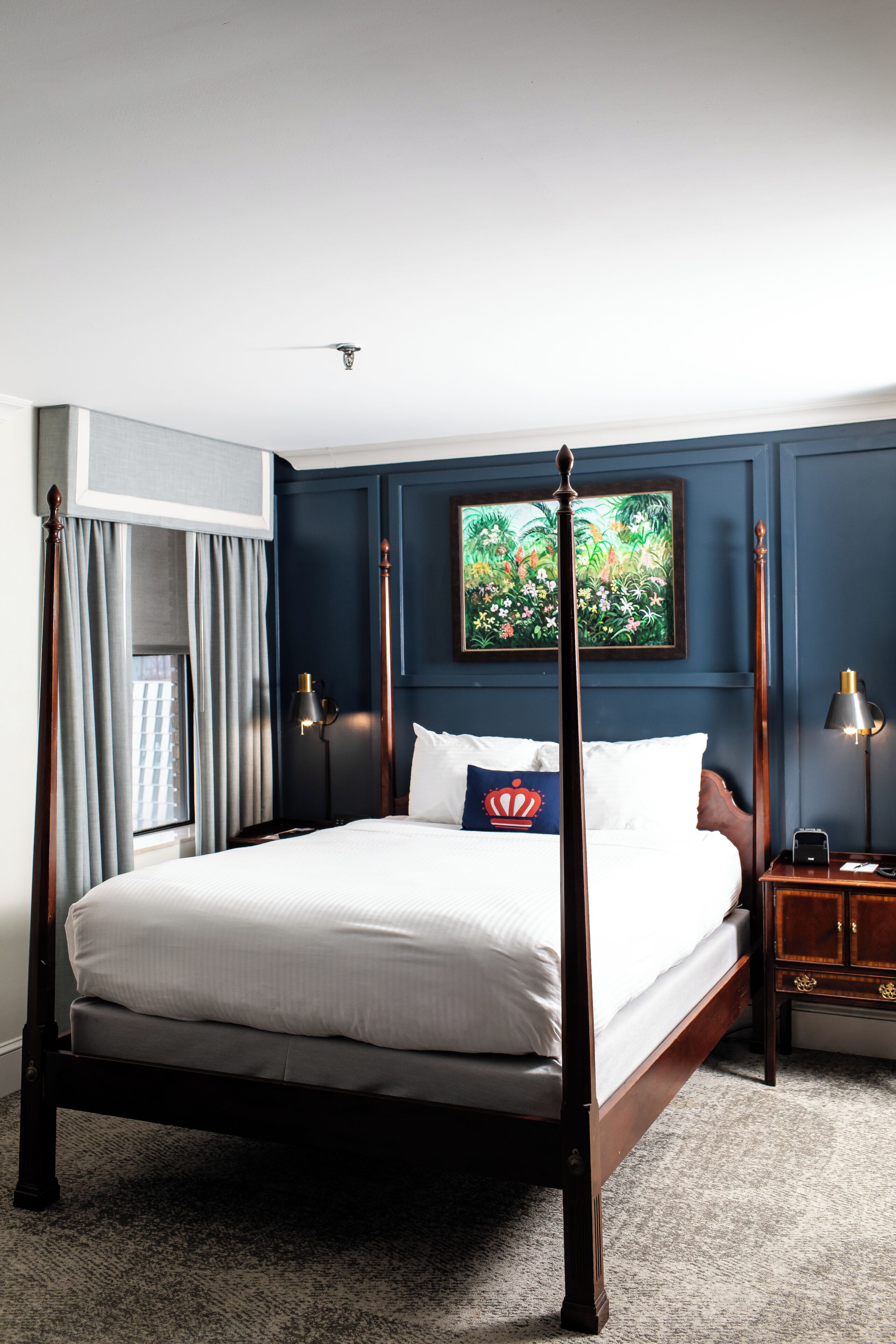 埃及棉床单、高档床上用品、办公桌、笔记本电脑工作区