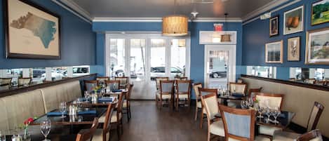 Serveert ontbijt, lunch en diner