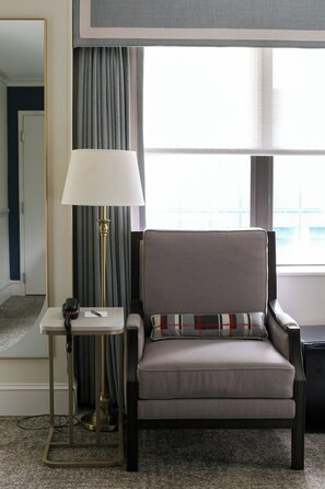 Room, 1 Queen Bed | Egyptian cotton sheets, premium bedding, desk, laptop workspace