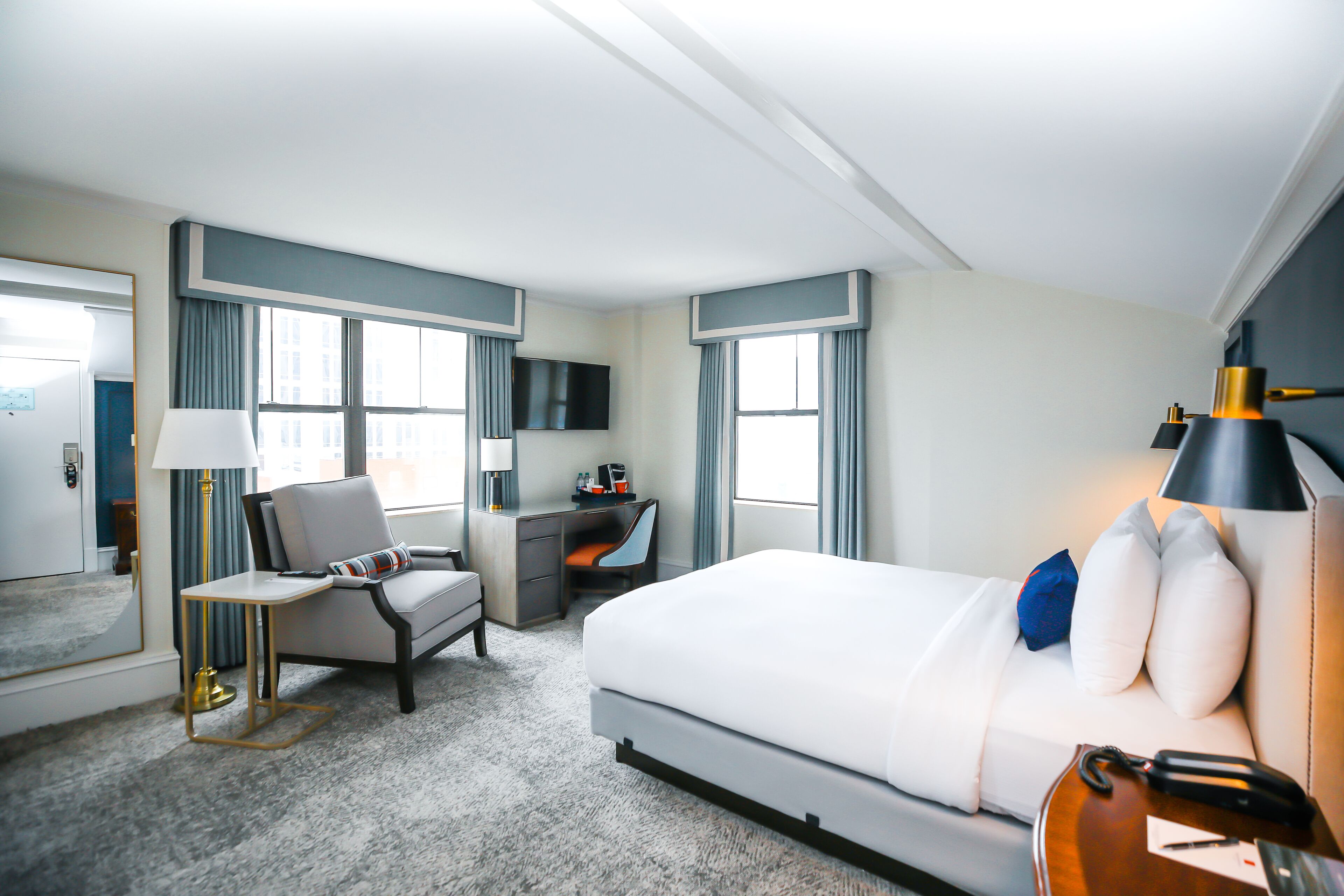 1 bedroom, egyptian cotton sheets, premium bedding, desk