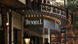 Une enseigne de théâtre portant le nom « DUNHILL » et agrémentée de guirlandes lumineuses.
