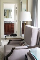 Premier-Zimmer, 1 Queen-Bett | Wohnbereich | LCD-Fernseher
